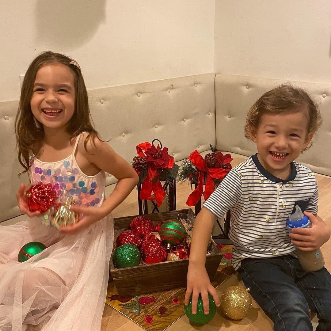 Michelle y Liam, los hijos pequeños del conductor mexicano, ayudaron a decorar su hogar y así de felices lucieron entre los adornos.