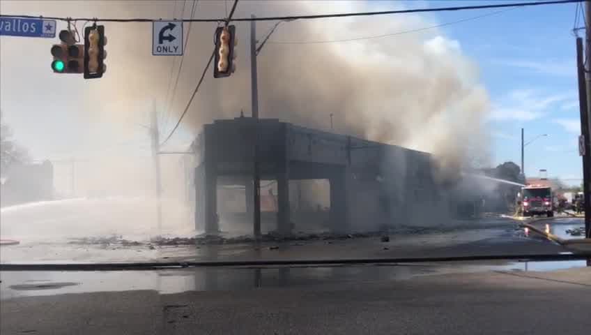 Un incendio arrasa con estructuras en el centro de San Antonio