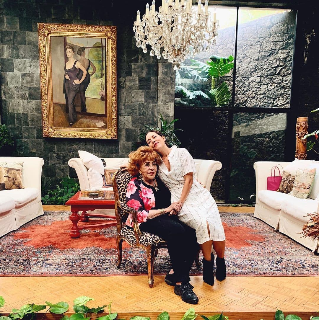 Además de ya estar trabajando también puede darse el lujo de comer algunos antojos. Su nieta Stephanie compartió que tuvo la oportunidad de llevarle pan dulce mexicano.