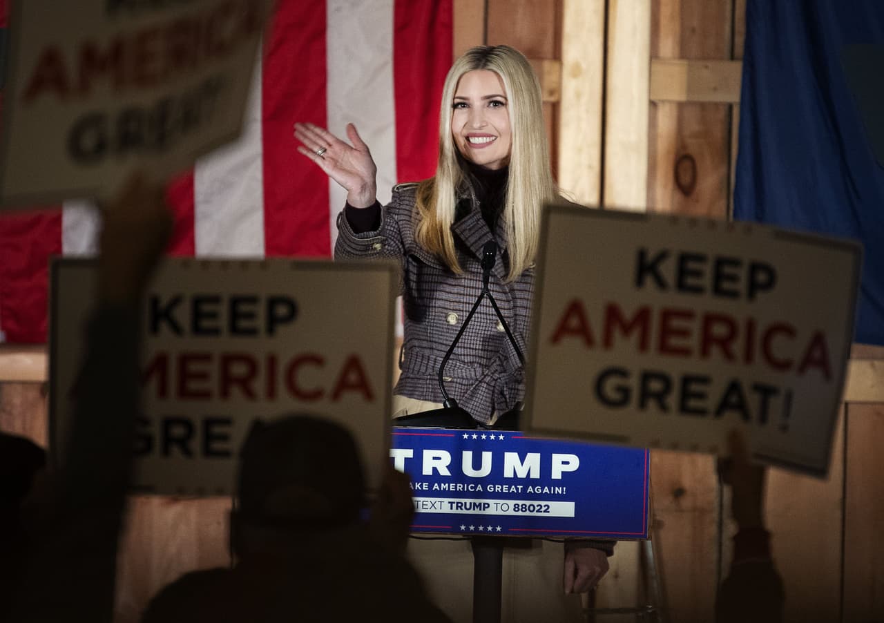 Contrario a Ivanka, quien se convirtió al judaísmo antes de casarse con Jared Kushner, Ashley incluyó un servicio interreligioso judío en su ceremonia y actualmente sigue practicando el catolicismo.