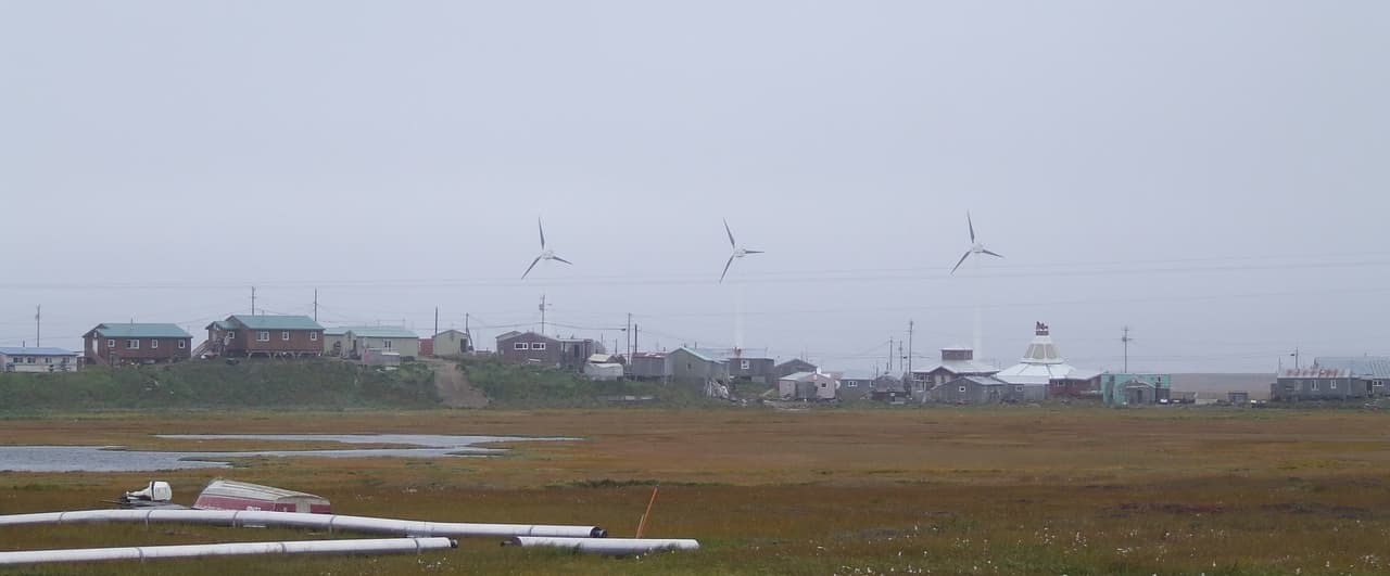 <b>En Alaska | el lugar más pobre es Hooper Bay</b>
<br>
<br>
<b>🔘 Ingreso medio de Hooper Bay:</b> $36,250
<br>
<b>🔘 Ingreso medio de Alaska:</b> $77,640
<br>
<b>🔘 Adultos con educación universitaria:</b> 2.2%
<br>
<b>🔘 Población que vive en la pobreza:</b> 40.9%
<br>
<b>🔘 Valor promedio de la propiedad: </b>$60,000
<br>
<br>
<i><a href="https://www.univision.com/noticias/dinero/40-ciudades-eeuu-cheque-salario-mensual-rinde-mas-fotos-fotos">Aquí puedes ver las 40 ciudades de EEUU donde tu salario rinde más</a></i>
