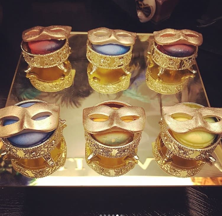 Los polvorones de la fiesta también incluían máscaras de azucar comestibles.