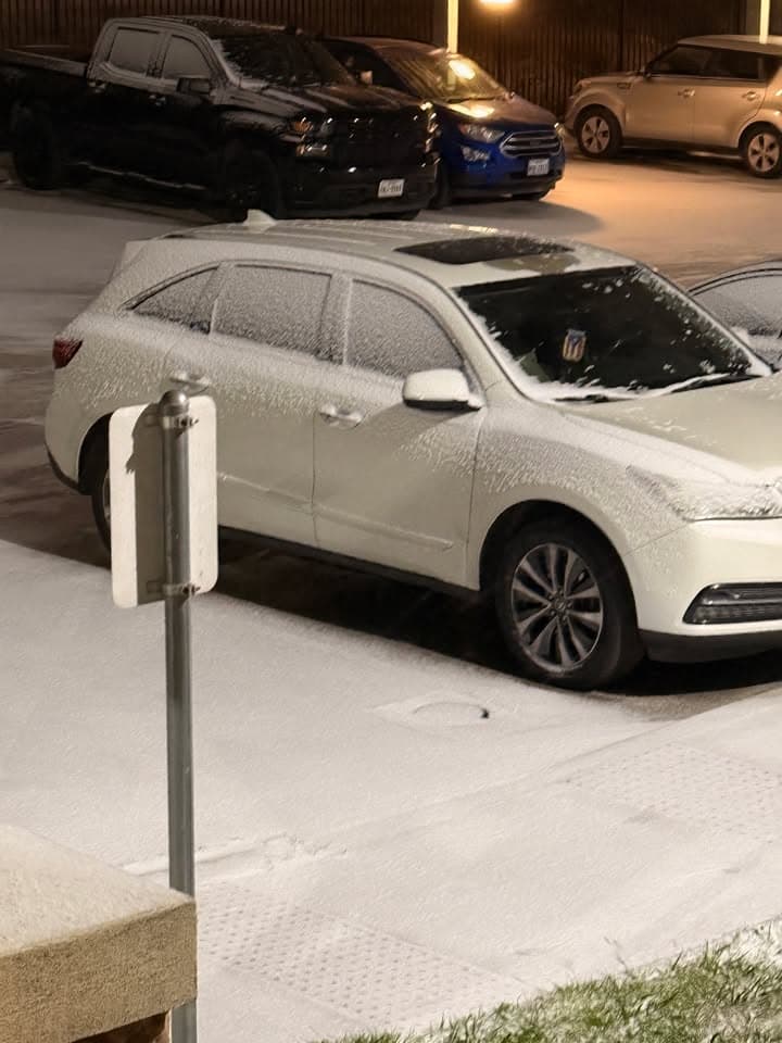 La tormenta invernal trajo una densa capa de nieve que cubrió la ciudad y varias zonas del centro de Texas.
<br>
<br>Usuarios de Univision enviaron las imágenes de cómo vivieron la primer nevada del 2025.
