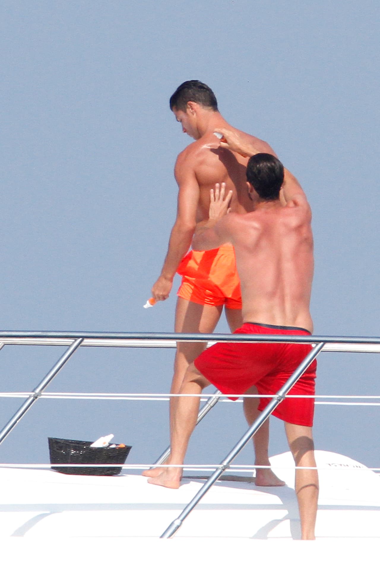 Sin duda quedan pocos amigos como este de calzoncillo rojo.