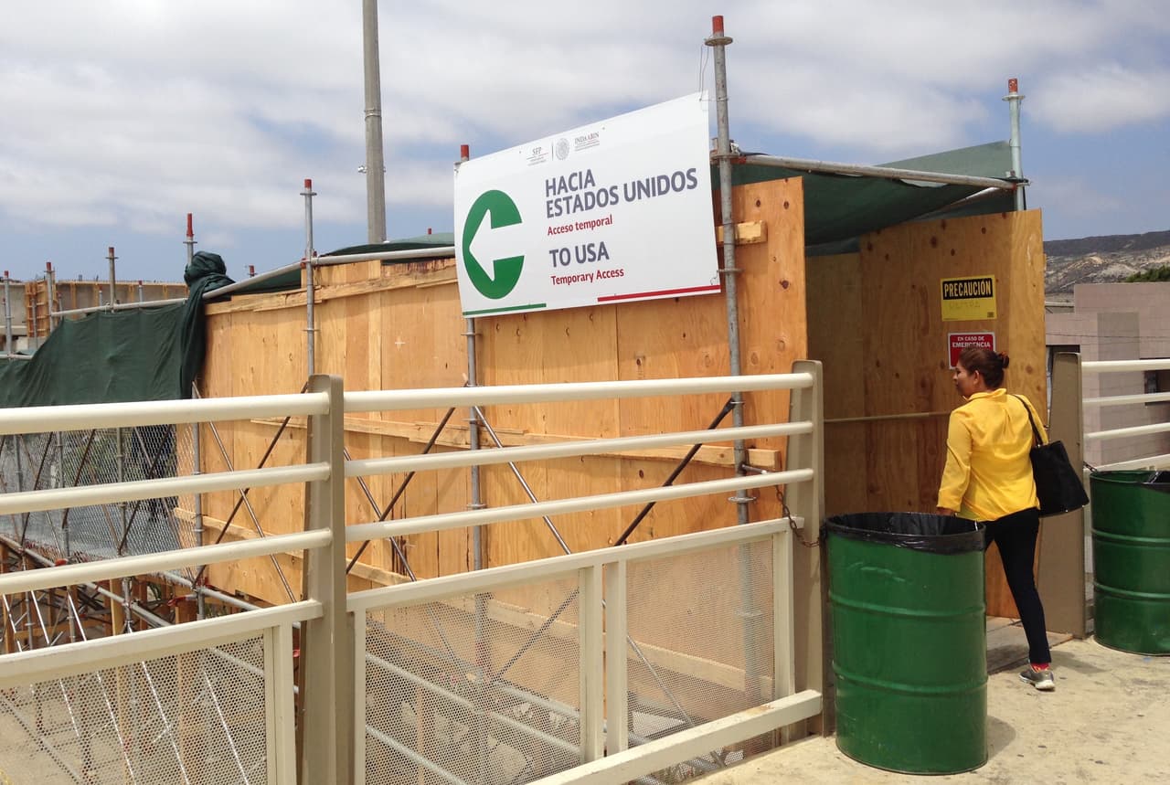 Usuarios del puente provisional temen que no resista.