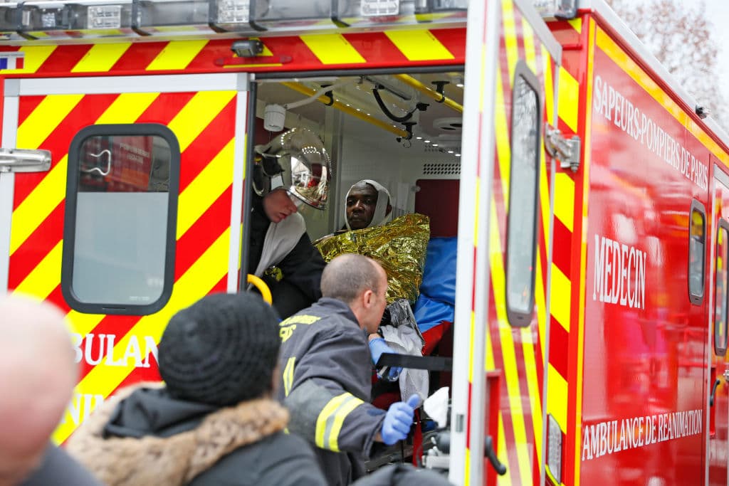 Una persona herida es ayudada en una ambulancia mientras los servicios de emergencia asisten en los daños causados por la explosión. Foto por Kiran Ridley/Getty Images