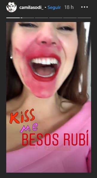 <b>"¿Qué te pasó?"</b>, se escuchó a José Ron preguntarle a Camila Sodi mientras ella se mostraba en pantalla con los estragos de lo que fue 
<b>el beso entre los personajes de ambos actores</b>.