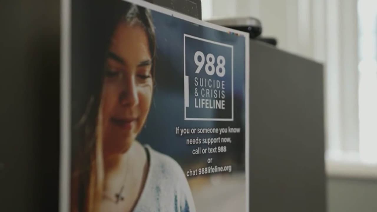 Línea 988 logra reducir un 11% los suicidios en jóvenes en EEUU según estudio de Harvard