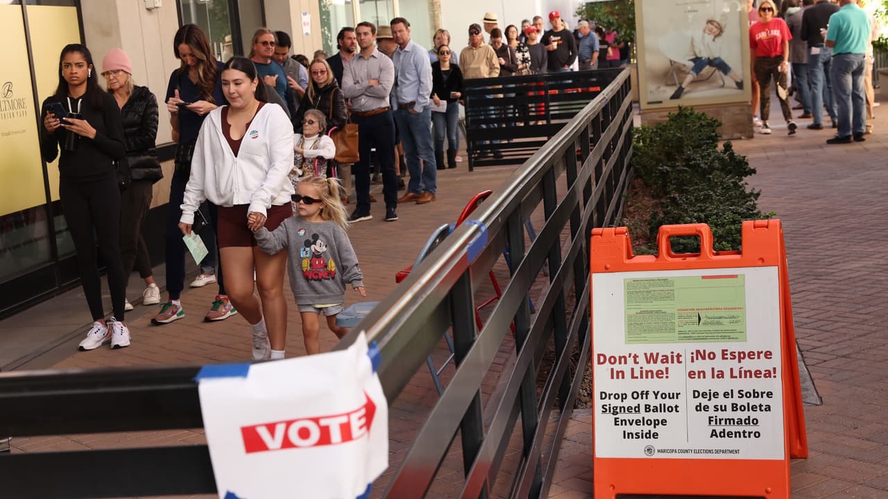 Denuncian hombres "vestidos como militares" en un centro de votación en Arizona