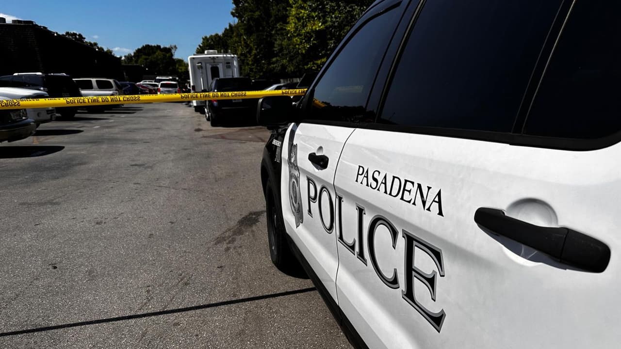 Los padres de Leslie Reyes, con los que ella vivía, escucharon inmediatamente los disparos, 
<b>salieron corriendo al estacionamiento y hallaron a su hija de 19 años sin vida.</b>
<br>