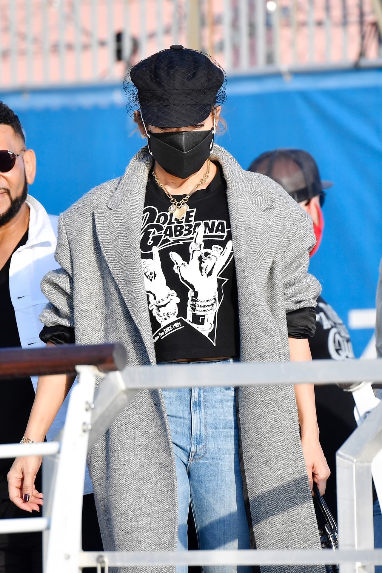 La playera 
<b><a href="https://www.mytheresa.com/en-gb/dolce-gabbana-logo-printed-cropped-cotton-t-shirt-1947189.html" target="_blank">tiene un costo de 681 dólares</a></b>, según el sitio web de la firma de moda.