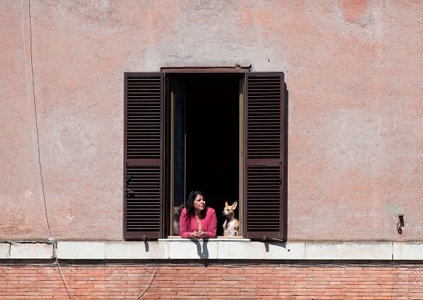 Mattarella ha pedido en un mensaje por el 75 aniversario de la liberación a todos los italianos que muestren unidad y solidaridad en un momento de especial dificultad. El presidente también recordó que aquel 25 de abril de 1945 nació una nueva Italia, "unida en torno a valores morales y civiles universales, que ha sabido construir su propio futuro".