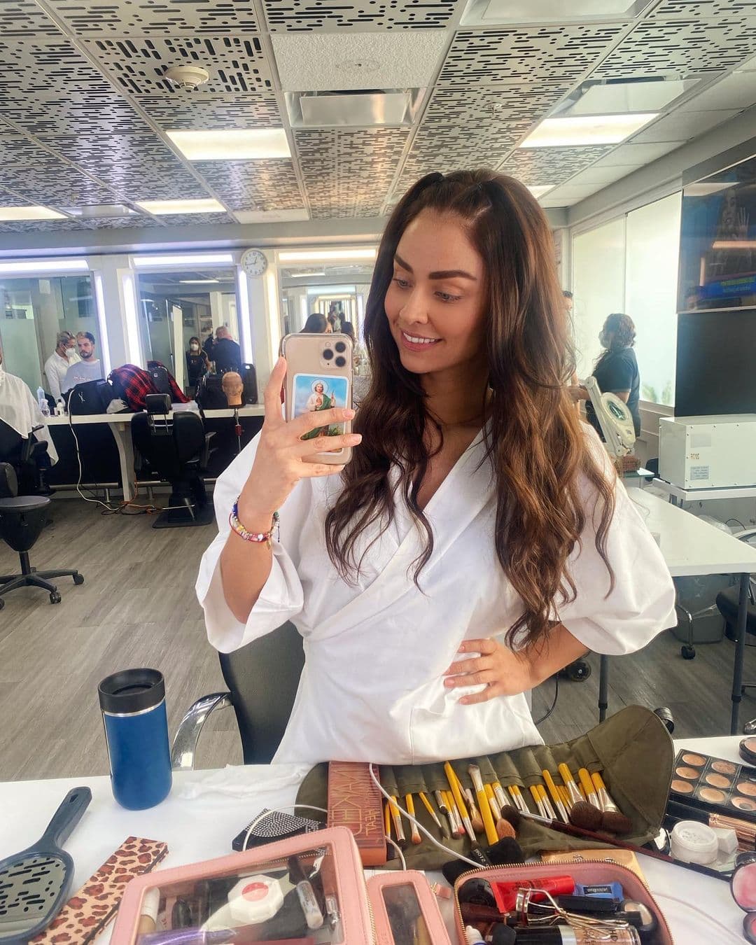 A través de las redes sociales, la actriz le dio la bienvenida a
<b>Mariana Villarreal, el papel estelar de la historia</b> original de Inés Rodena de 1979. "Bienvenida a mi vida MV', escribió la actriz junto a la foto con la que presumió el look que llevará su personaje.