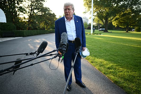 Trump habló a los periodistas antes de partir hacia Europa. (Photo by Mandel NGAN / AFP) (Photo by MANDEL NGAN/AFP via Getty Images)