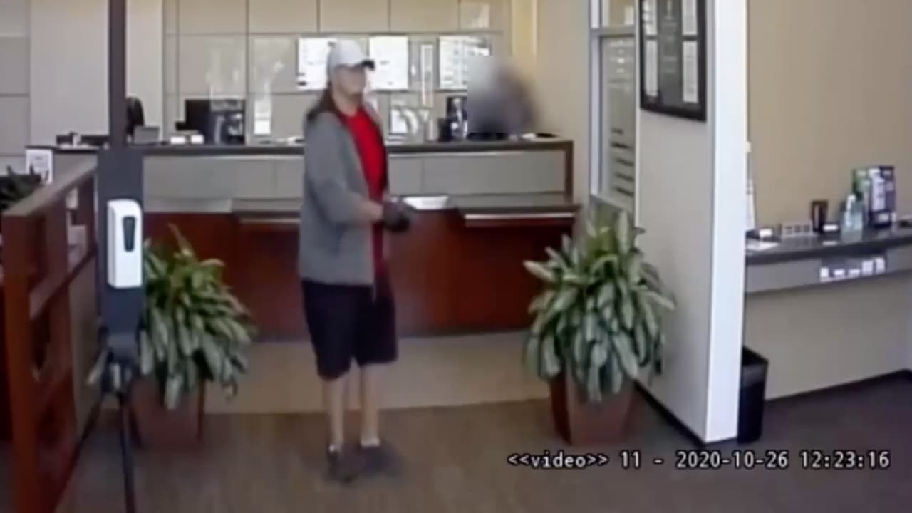 Presunto ladrón se pone nervioso en asalto a un banco en Houston y se va sin dinero