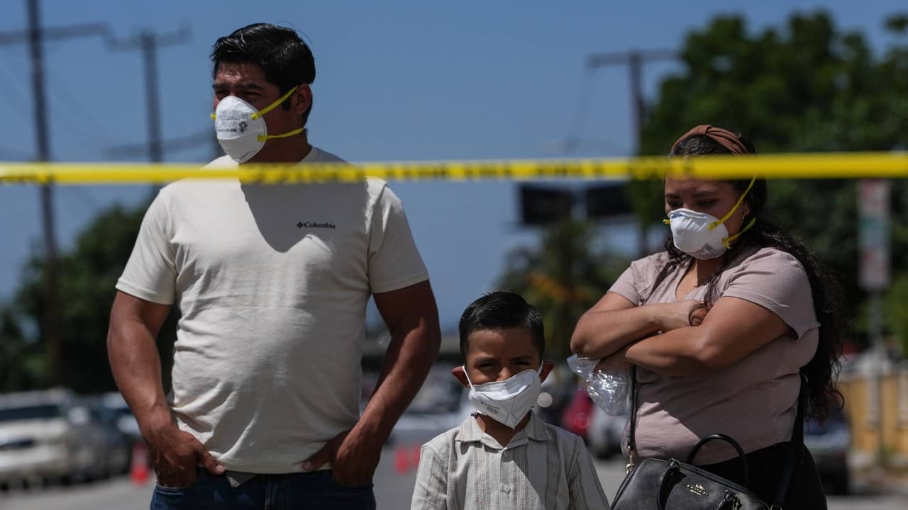 Tras el incendio del almacén en Boyle Heights, habitantes afirman que ahora enfrentan los malos olores