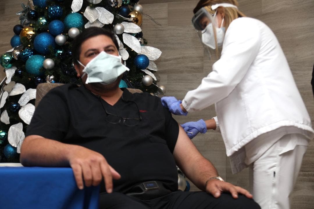 Secretario de Salud designado se vacuna contra el covid-19 en Hospital de Carolina