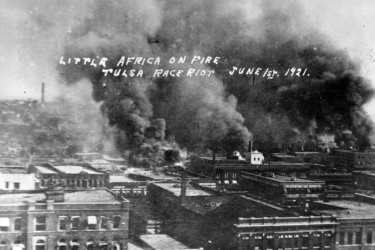 <b>“La pequeña África en fuego”.</b>
<br>
<br>La fotografía del informe de la Cruz Roja utiliza este nombre para identificar el distrito de Greenwood de Tulsa.
<br>
