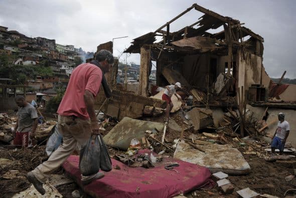 Hambrientos, lastimados, desesperados y mayormente librados a su suerte, miles de sobrevivientes de devastadores deslizamientos de tierra que mataron a 582 personas abandonaron el sábado sus esperanzas de que el gobierno les entregue la ayuda prometida o rescate a los heridos.