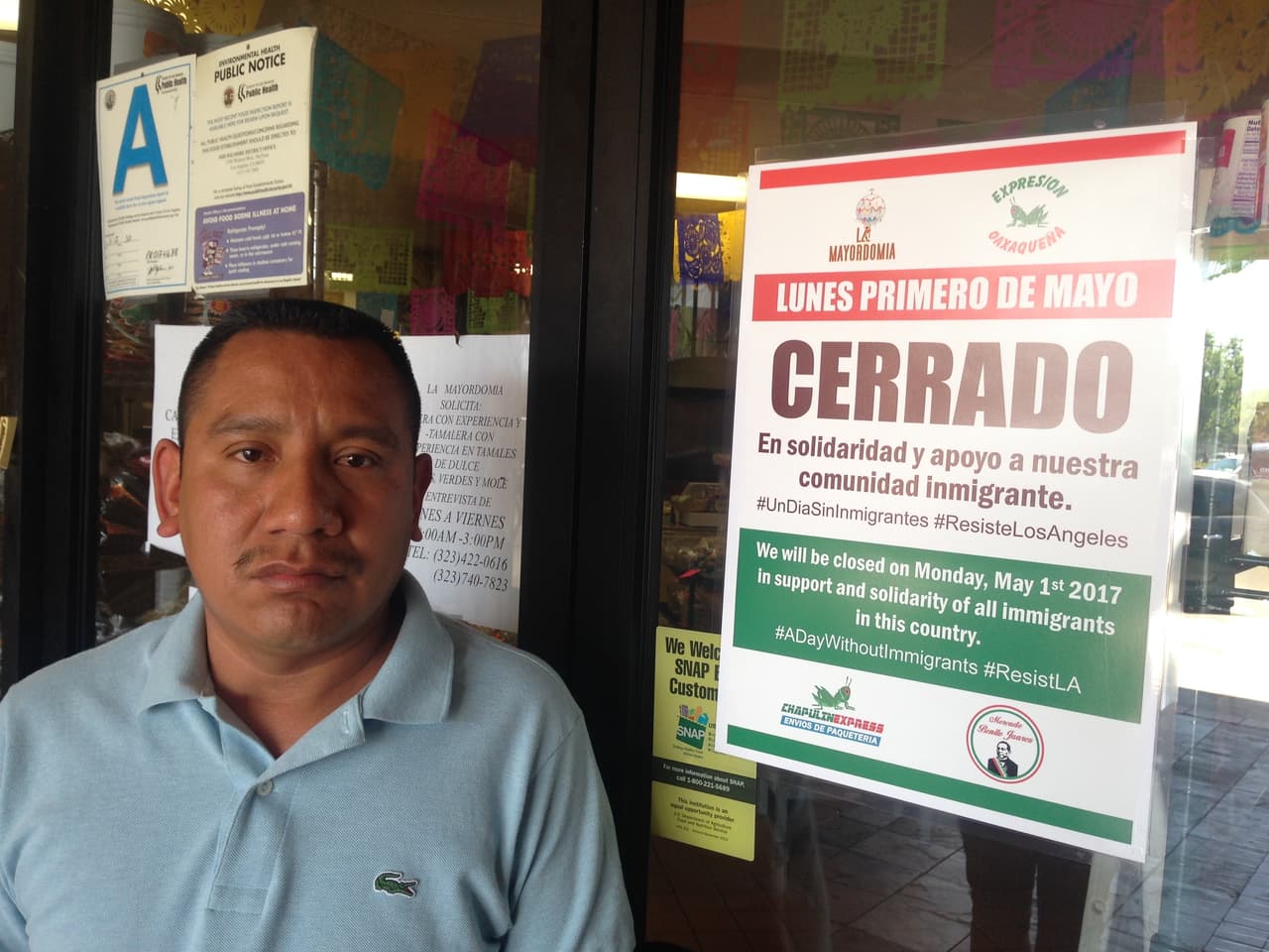 José Francisco, copropietario de un mercado en Pico-Union, cerró para ir a marchar por los inmigrantes.