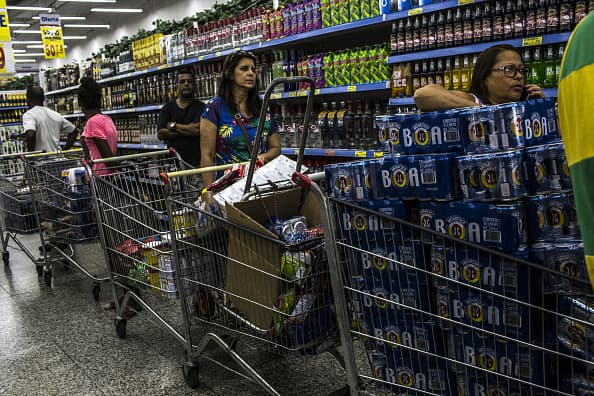 <b>Artículos |</b> Acetaminofén (2, esto incluye tamaños de bebé, de prueba y de viaje, de venta libre), pañales para bebés (2), toallitas para bebé (2), tampones sanitarios, compresas (2).