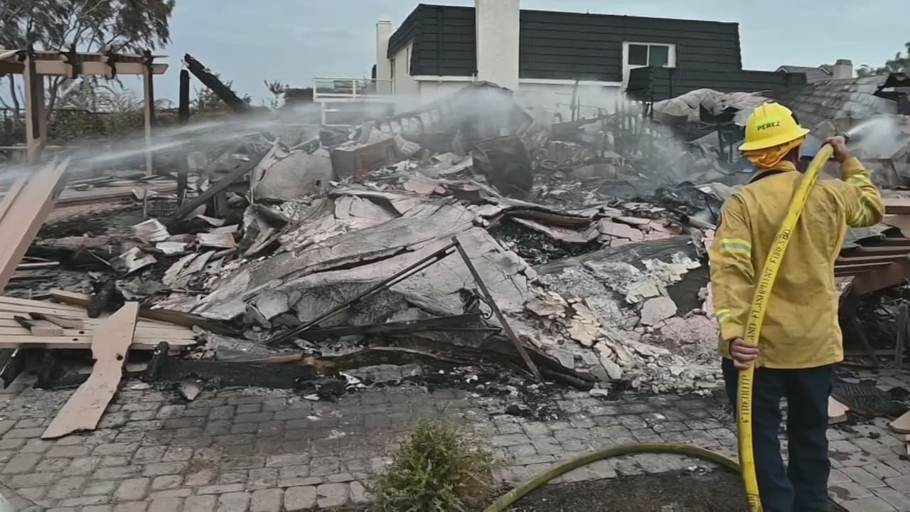 Incendio Norte en San Juan Capistrano destruye casas y provoca evacuaciones masivas