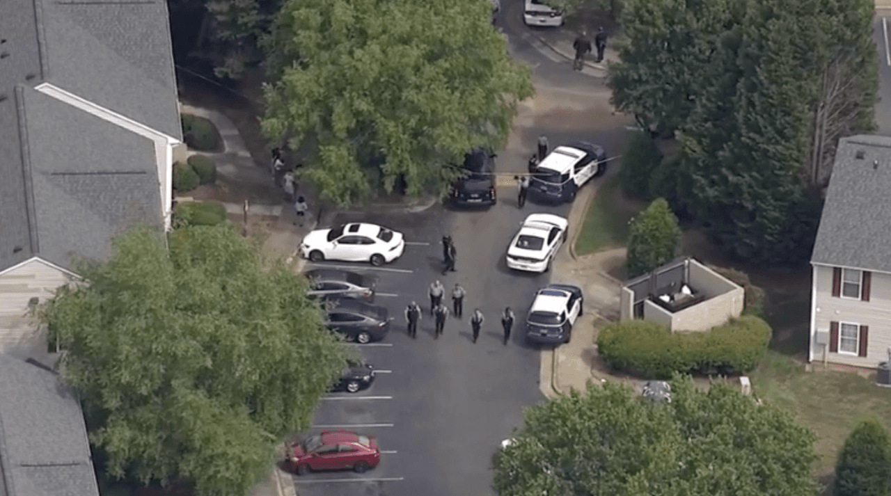 Disparan a oficial del condado de Wake mientras entregaba aviso de desalojo