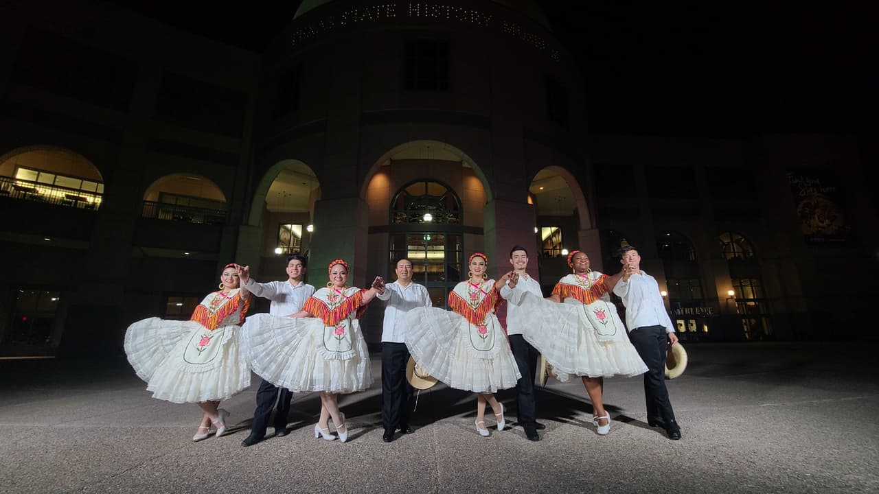 Parte del espectáculo de bailes.