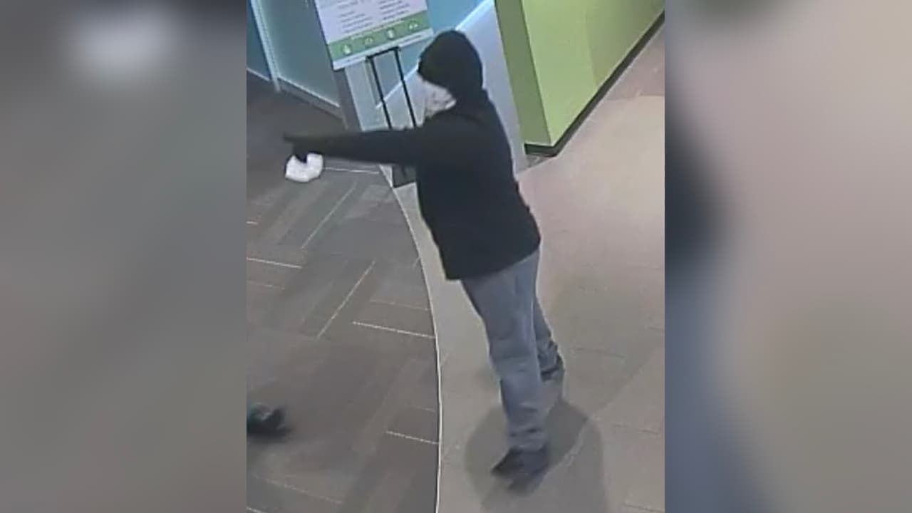 Crime Stoppers está ofreciendo 5,000 dólares para la persona que suministre información que derive con el arresto. Si usted sabe de algo puede llamar al 713-222-8477.