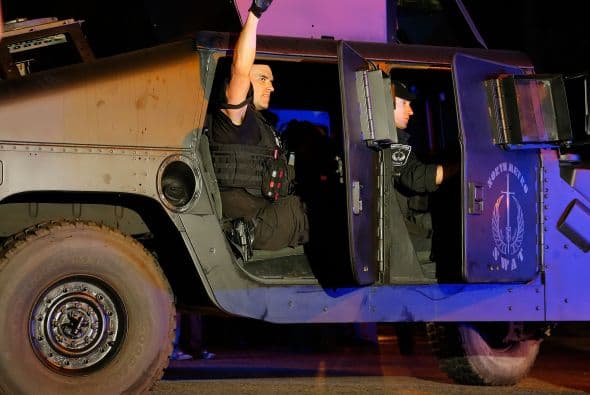 La policía confirmó vía Twitter, la detención del segundo sospechoso de los atentados del pasado lunes en el maratón de Boston (EE.UU.) y que había sido acorralado en el barrio de Watertown. "CAPTURADO!!! La caza se ha acabado. La búsqueda ha terminado. Se acabó el terror. Y la justicia ha ganado. El sospechoso está bajo custodia", se lee en el tuit de la policía de Boston. A lo largo de toda la jornada un extraordinario despliegue policial había perseguido a Dzhokhar Tsarnaev, un joven de 19 años de origen chechén, presunto coautor de los atentados. Según el diario Boston Globe, Tsarnaev fue capturado después de un tiroteo en el que resultó herido, por lo que está siendo trasladado al Hospital Mount Auburn de Cambridge. Un oficial le dijo al diario que el joven, de 19 años, se encuentra consciente. La noticia de su captura fue acogida con aplausos por el público que salió de sus casas.