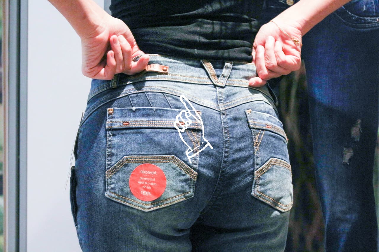 Estos jeans también tienen una costura en forma de corazón para acentuar la cola.