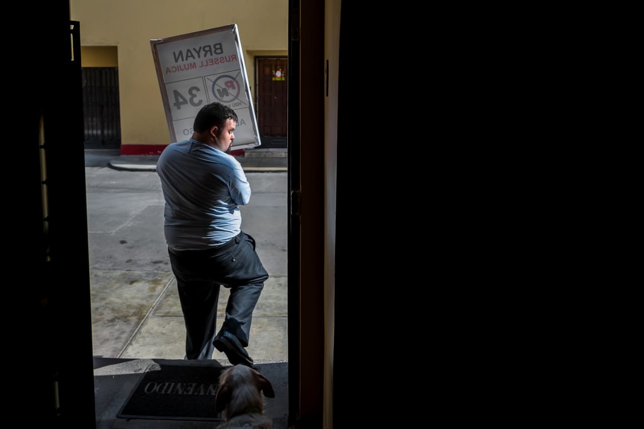 Bryan Russell Mujica vivió dos años en Colombia. Allí trabajó en la Fundación Progreso. Daba charlas motivacionales a jóvenes con su misma condición.
<br>