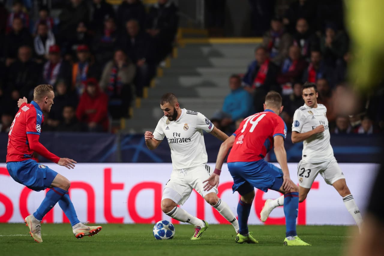 Como sí lo pudo hacer Benzema al minuto 20 con una jugada individual brillante en el área. Eludió a dos rivales y definió de pierna derecha.