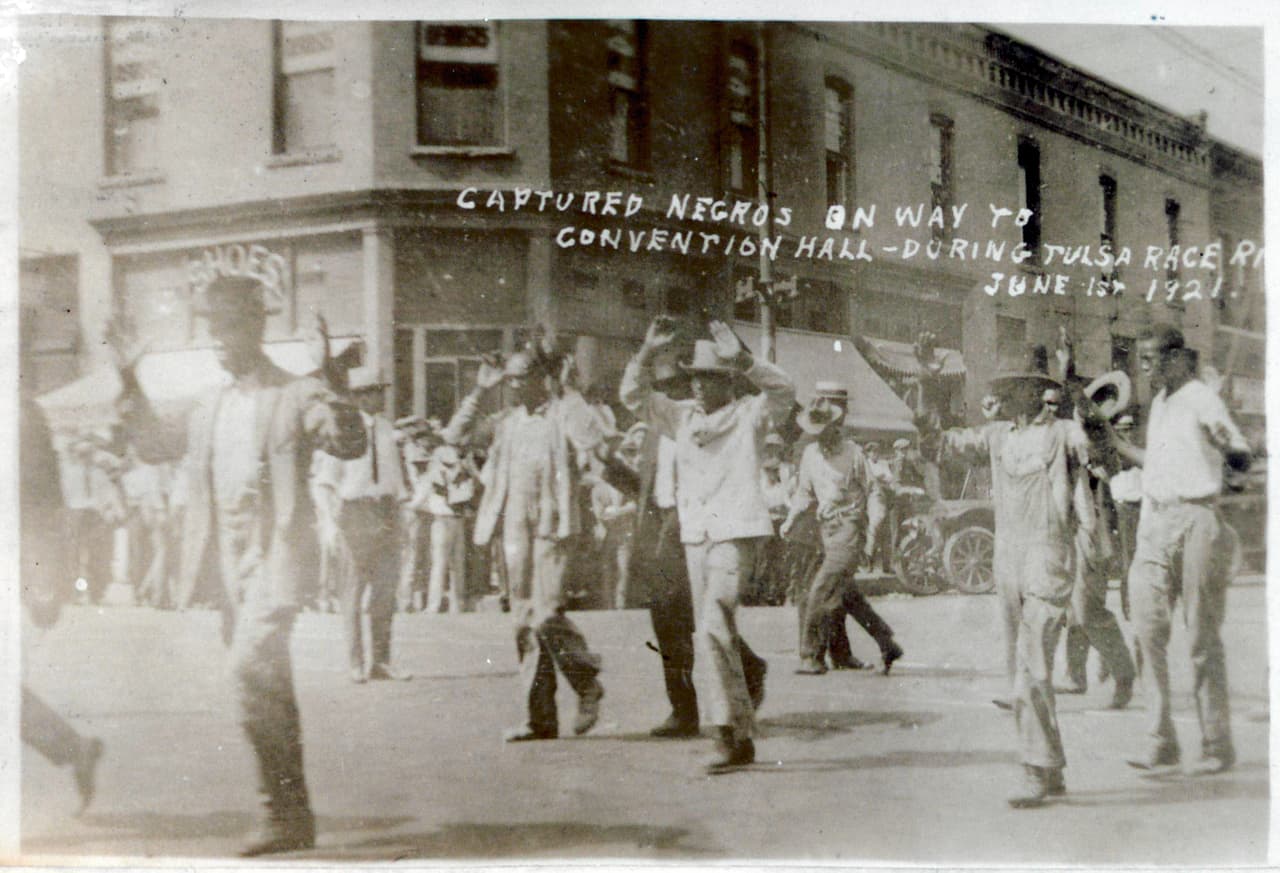<b>“Afroestadounidenses capturados en camino al salón de convenciones”, se lee en esta fotografía.</b>
<br>
<br>Luego de los sucesos se aplicó la ley marcial en la ciudad, que fue tomada por la Guardia Nacional.
<br>