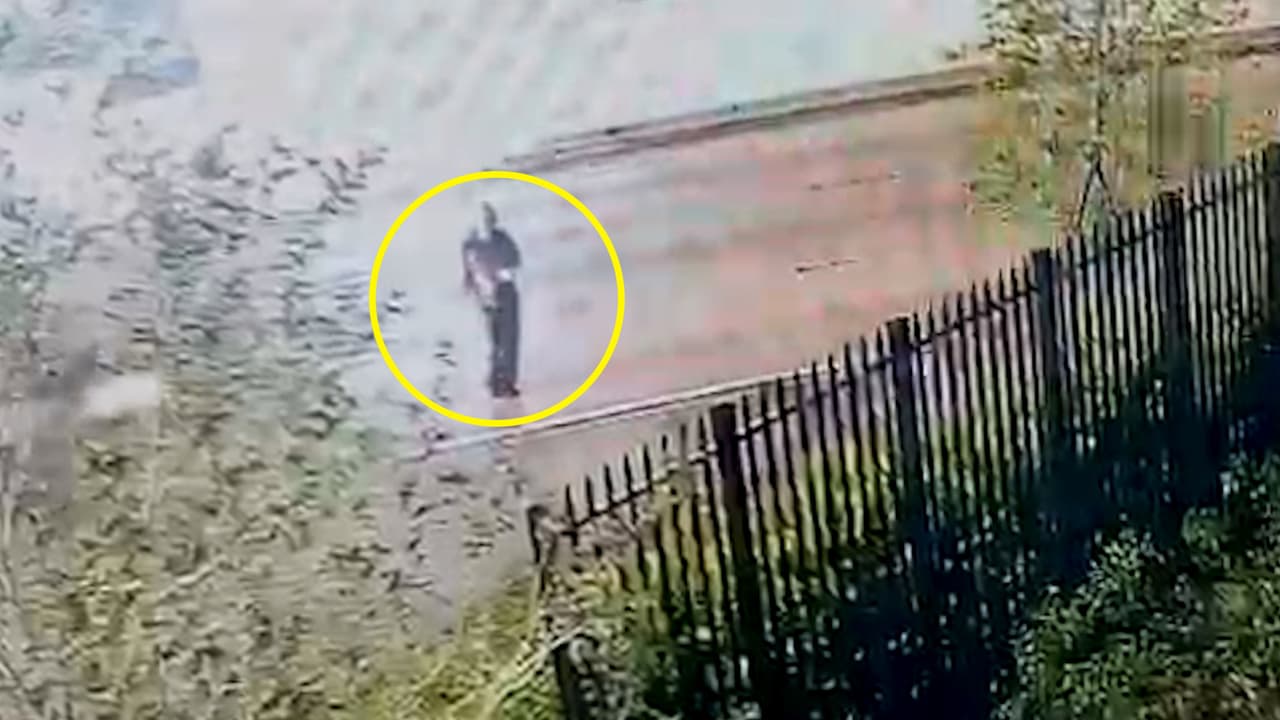 El incidente ocurrió a las 6:44 am, cuando la víctima cruzaba la calle, mientras parecía estar viendo su celular. 
<br>