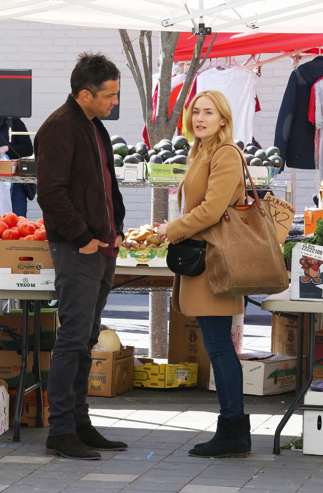 Aquí sus personajes discuten en el mercado.