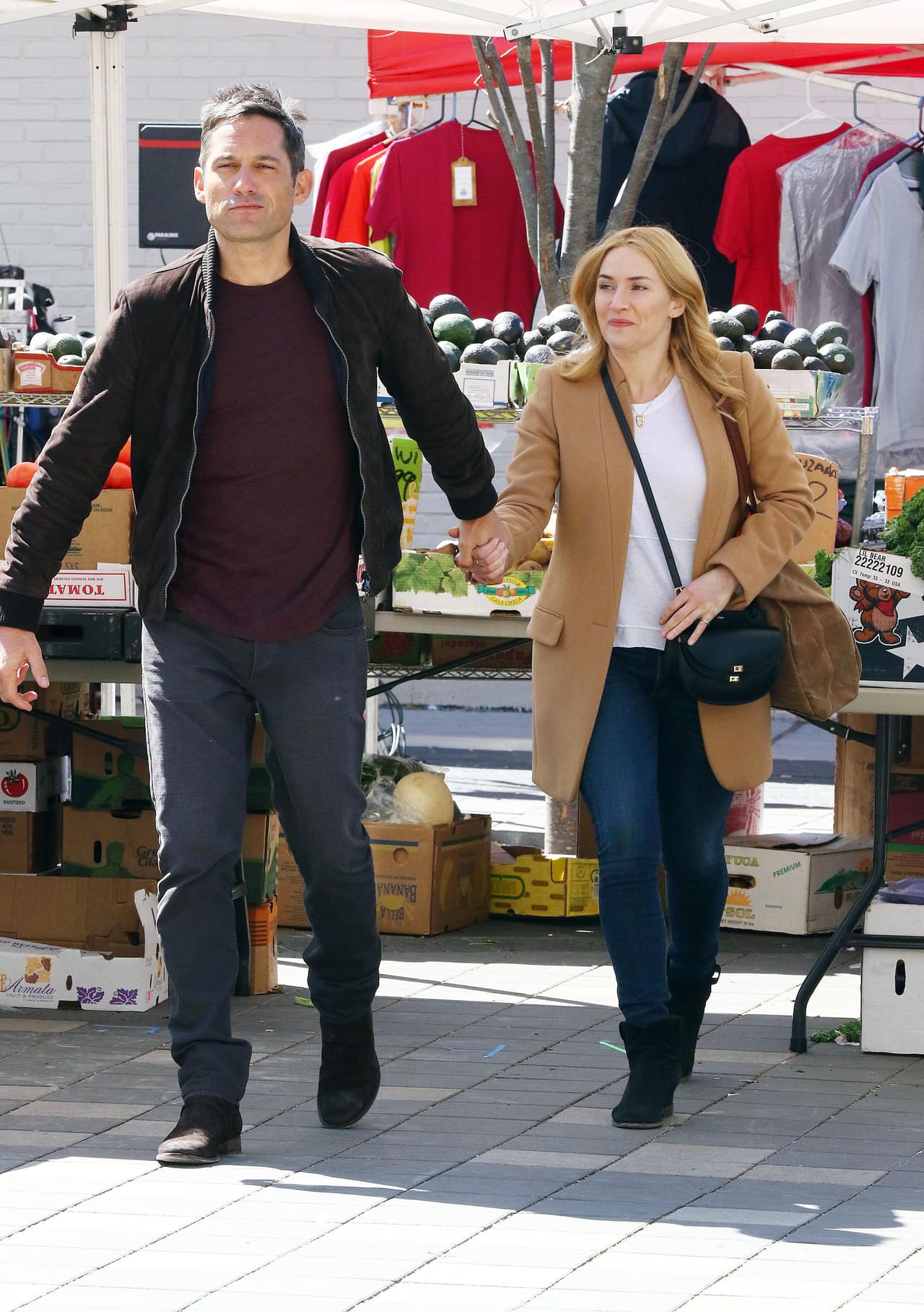 Enrique jalando a Kate de la mano.