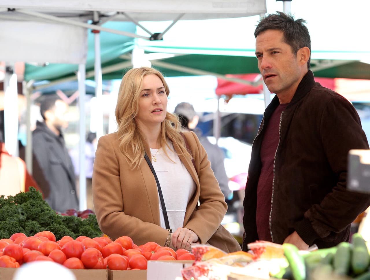 Y la acompaña el actor latino Enrique Murciano.