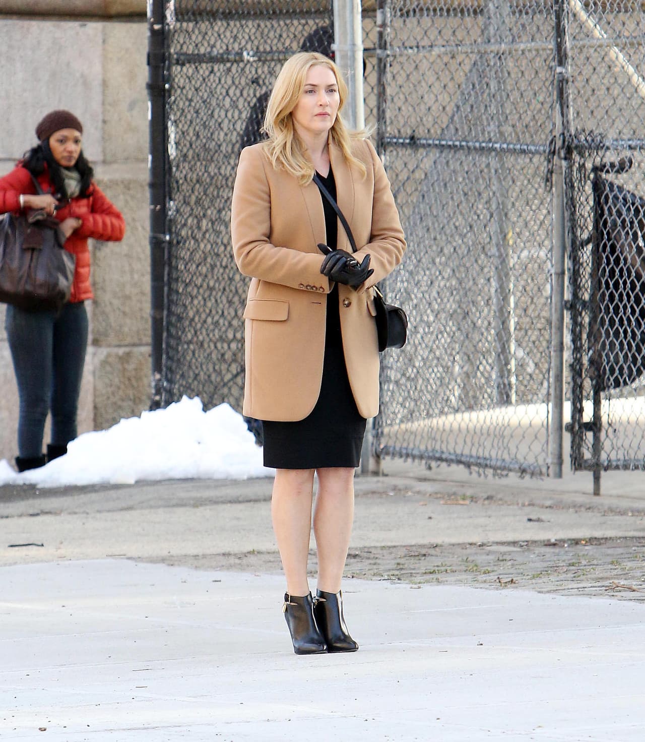 Esperando iniciar otra toma en la calle.