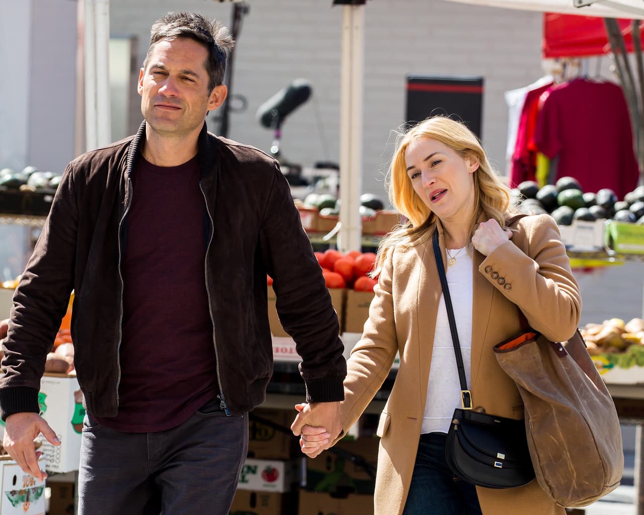 Luego salen de ahí tomados de las manos.