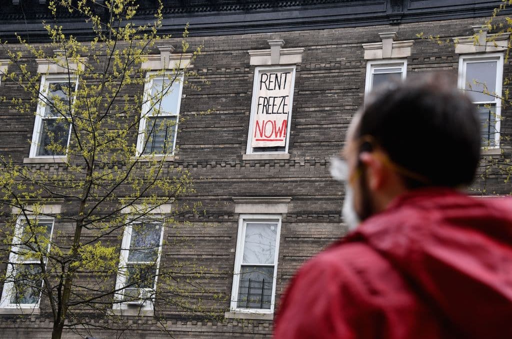 <b>Requisitos para solicitar:</b>
<br>Entre los requisitos para solicitar el apoyo incluyen estar atrasado en el pago del alquiler durante al menos 30 días, vivir en Illinois, ingreso bruto total debe ser menor al 80% del ingreso medio del área donde resida, haber experimentado dificultad financiera directa o indirectamente debido a la pandemia.