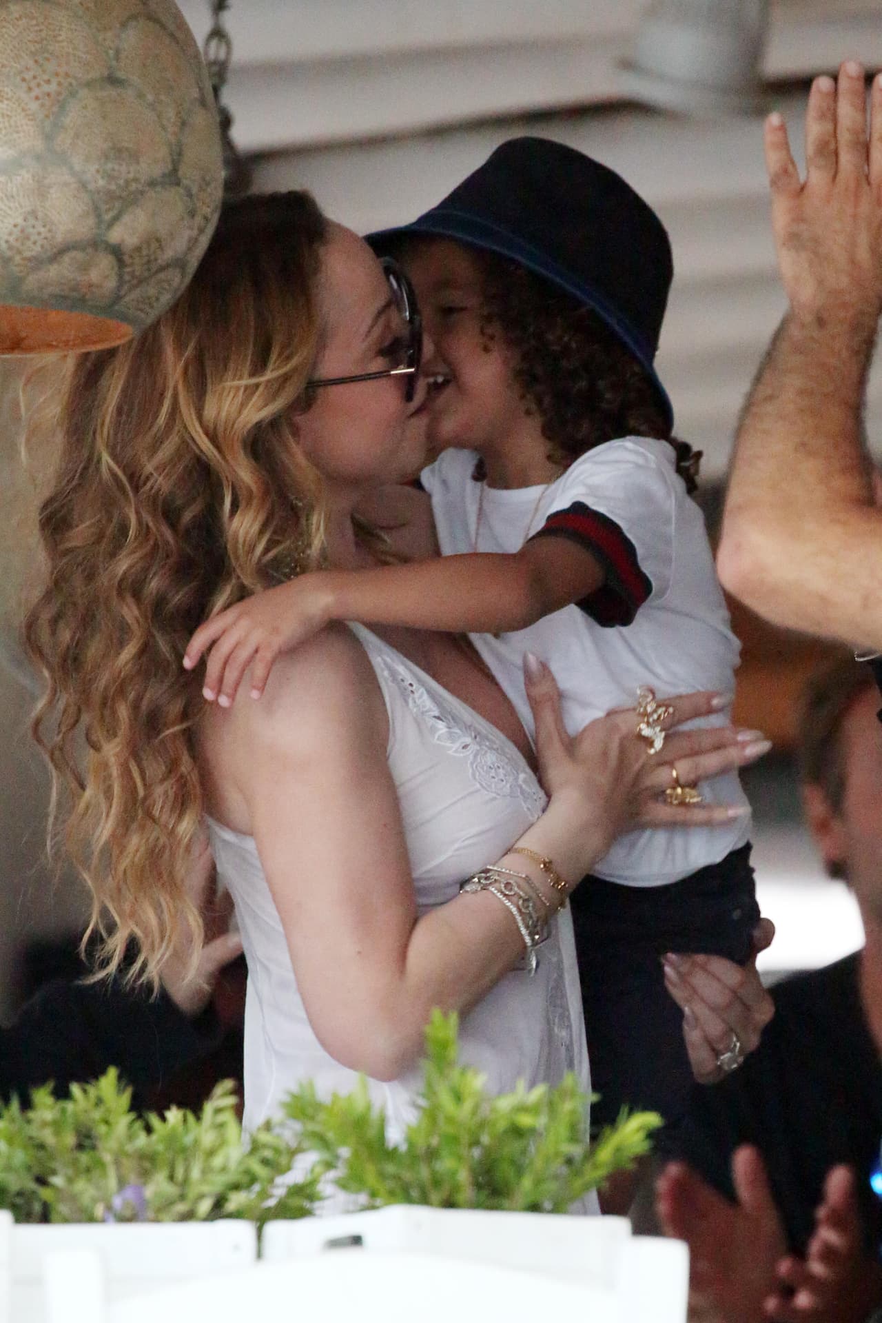 Moroccan la llenó de tiernos besitos.