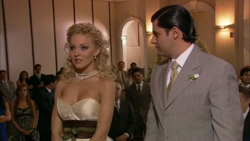 La primera vez que la actriz francesa llegó al altar fue en la telenovela juvenil 'Muchachitas como tú' (2007). En esta historia dio vida a Margarita y se casó con Federico (Fabián Robles).