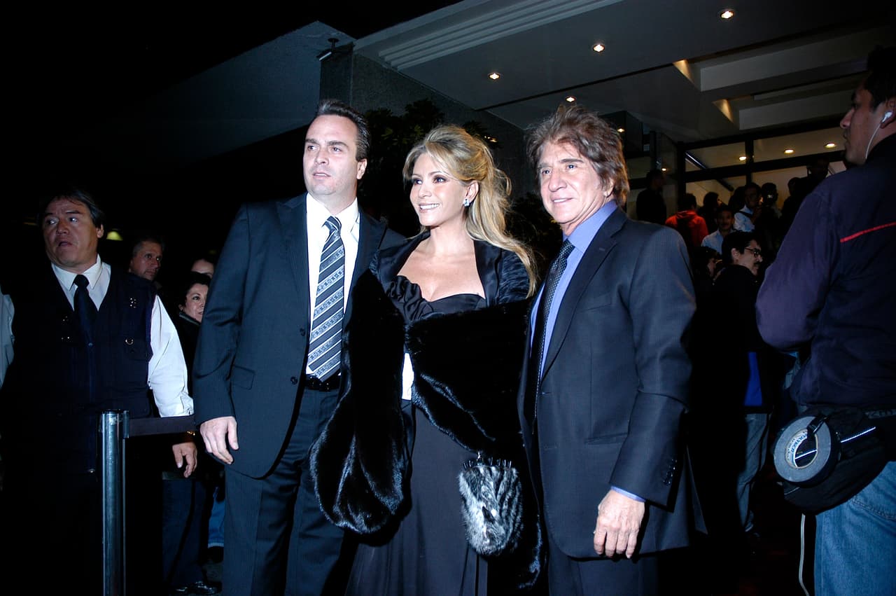 En un principio se trató de dos pasajeros pero más tarde acudieron dos oficiales estadounidenses que viajaban en el avión.