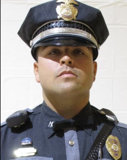 <b>La víctima. </b>Darian Jarrott, de 28 años, era oriundo de Lordsburg y había iniciado su carrera dentro del departamento como inspector de transporte, aunque desde 2014 fue certificado como oficial de la ley y un año más tarde juró como policía.
<br>