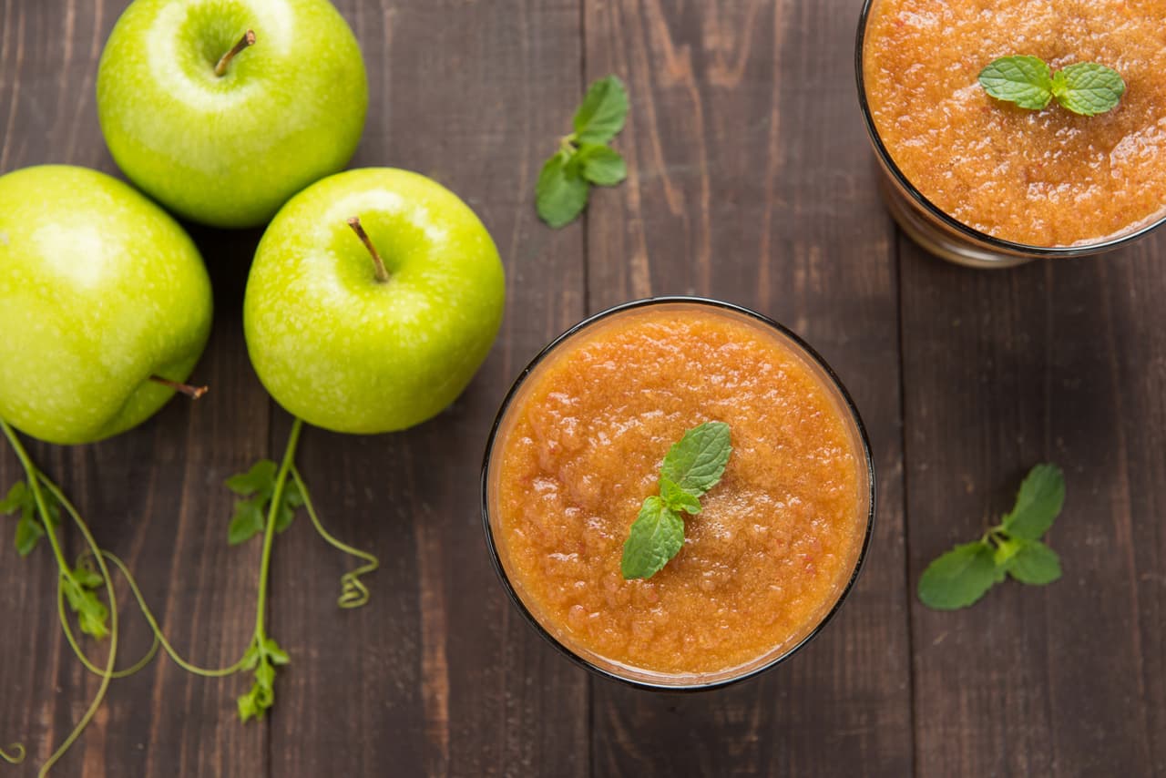 Smoothie de manzana. Uno de los ingredientes de esta propuesta de Natalie Bovis, consultora de mixología y dueña del sitio The Liquid Muse, es el jengibre, famoso entre otras cosas por sus propiedades antiinflamatorias. ¡Ideal para consumir luego de realizar actividad física!