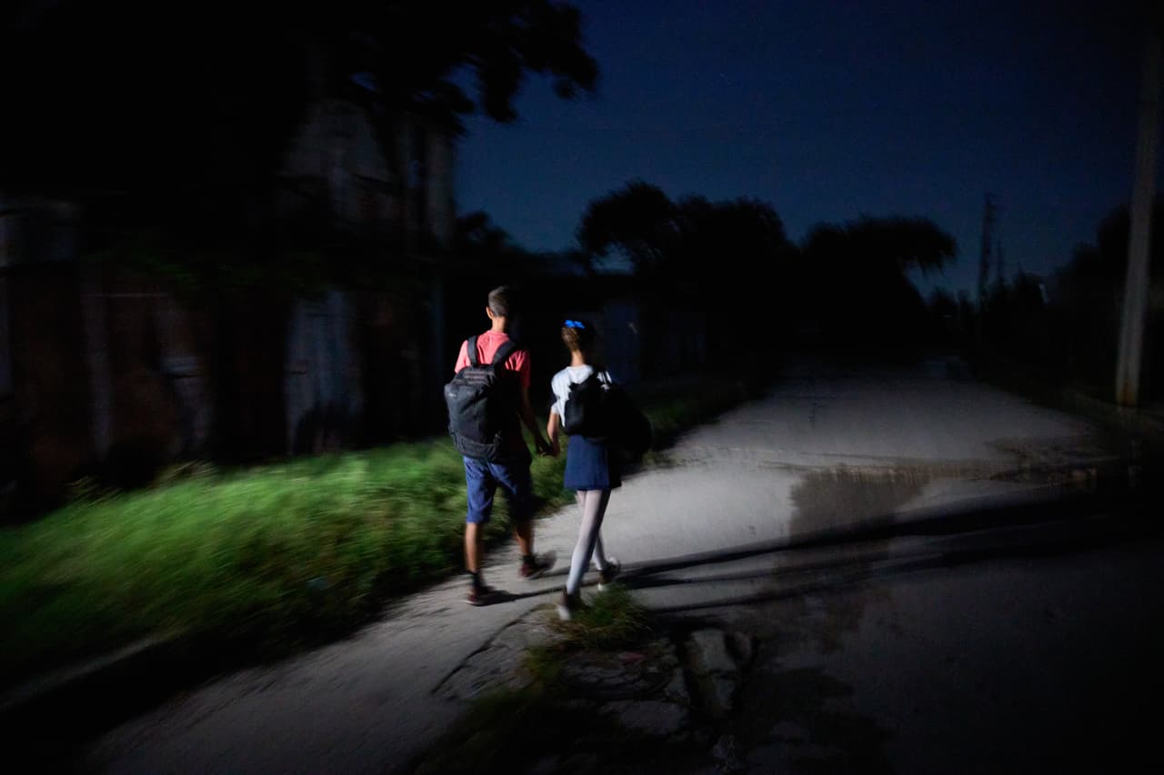 Algunos egresados han llegado a ser primeros bailarines en el Ballet de la Ópera de París, el Royal Ballet de Londres y el American Ballet Theatre de Nueva York. Durante meses, dos tercios de Cuba no tuvieron electricidad por la noche. Algunos barrios de La Habana llevan más de dos semanas sin agua corriente. El transporte es escaso y es difícil encontrar huevos, pan y aceite de cocina.
<br>