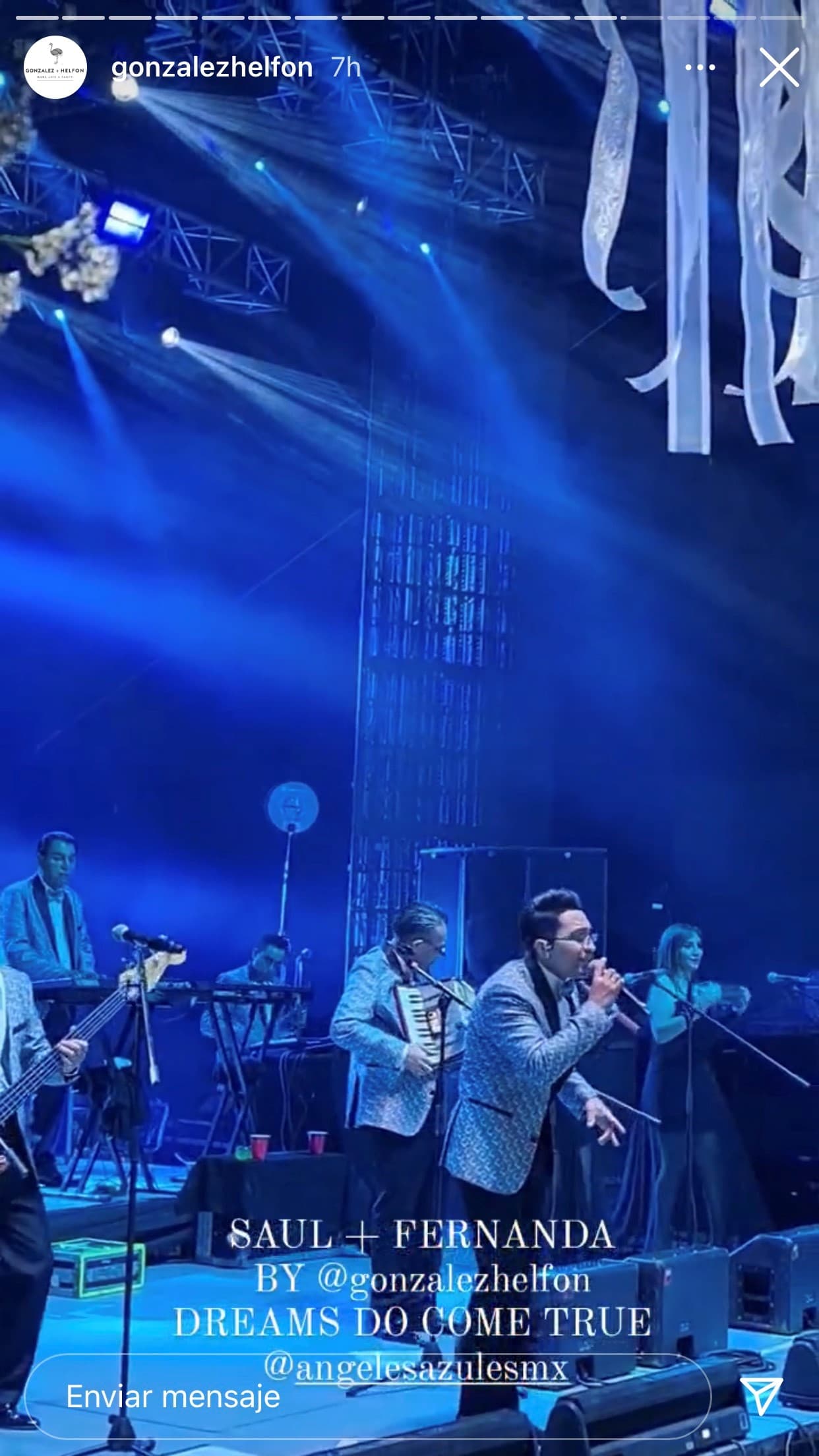 Después, el sabor de la cumbia sobre la pista de baile lo pusieron 
<b>Los Ángeles Azules</b>, la famosa agrupación de baile originaria de Iztapalapa, Ciudad de México. 
<br>