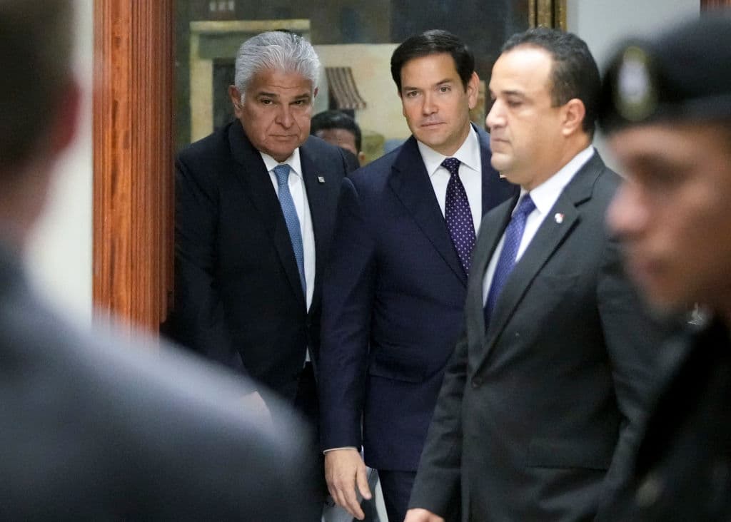 El presidente panameño José Raul Mulino y el secretario de Estado de EEUU, Marco Rubio, a su llegada para una reunión en palacio presidencial de Ciudad Panamá el domingo.