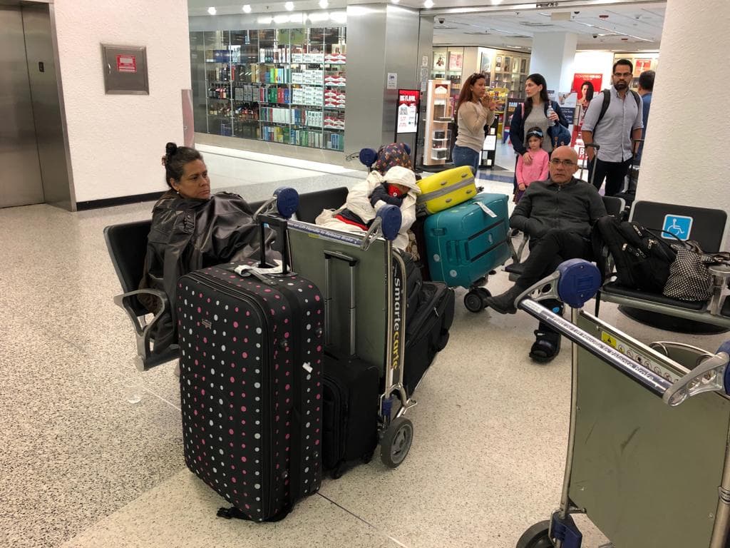 La medida también afecta a decenas de empresas que envían ‘puerta a puerta’ la carga con alimentos, repuestos y otros enseres desde Miami a Venezuela. “Buscaremos transportarla a través de Panamá o República Dominicana, pero eso va a encarecer el envío por los costos de flete y aduana”, explicó Benito Canelón dueño de una compañía de envíos.